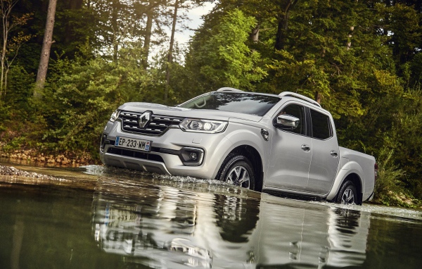 Серебристый пикап Renault  Alaskan Worldwide, 2017 в воде