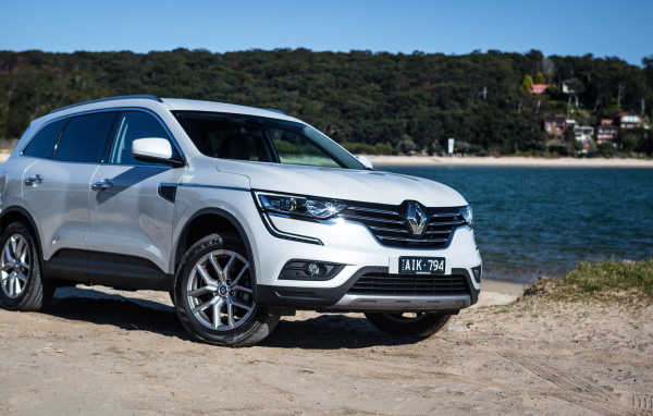 Белый автомобиль Renault Koleos у водоема