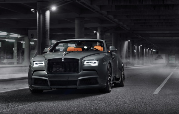 Серебристый автомобиль Rolls-Royce Dawn Overdose, 2017