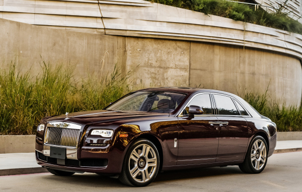 Стильный черный автомобиль Rolls Royce Ghost