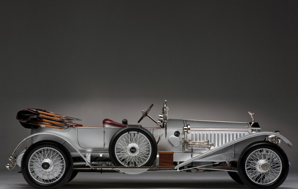 Стильный серебристый ретро автомобиль Rolls Royce, 1915 года