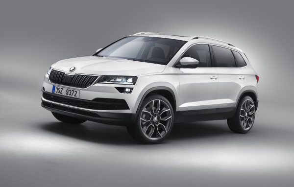 Белый внедорожник Škoda Karoq на сером фоне