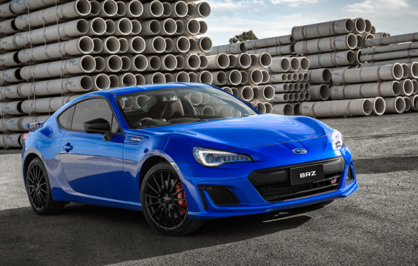 Синий автомобиль Subaru BRZ tS, 2018 на фоне труб