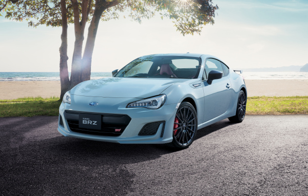 Новый белый автомобиль Subaru BRZ, 2018 на фоне океана