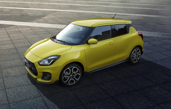 Желтый автомобиль Suzuki Swift Sport, 2018