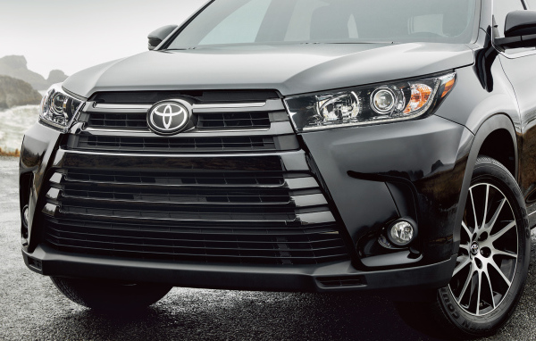 Черная Toyota Highlander 2017 года вид спереди 