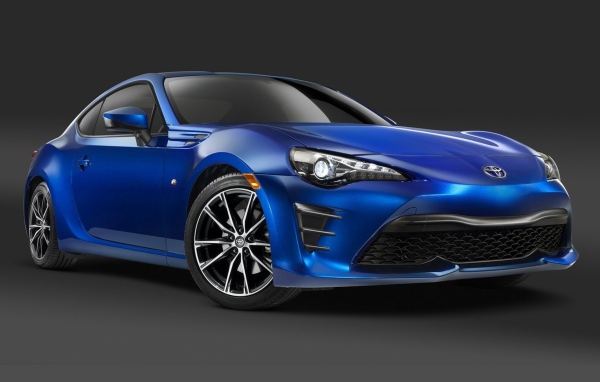 Синяя Toyota GT86 2017 года 
