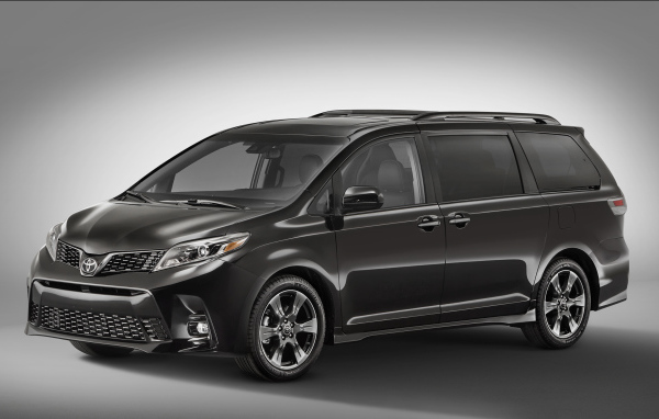 Минивэн Toyota Sienna, 2018 на сером фоне