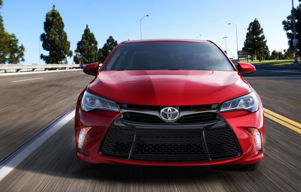Красная Toyota Camry 2017 года в движении 