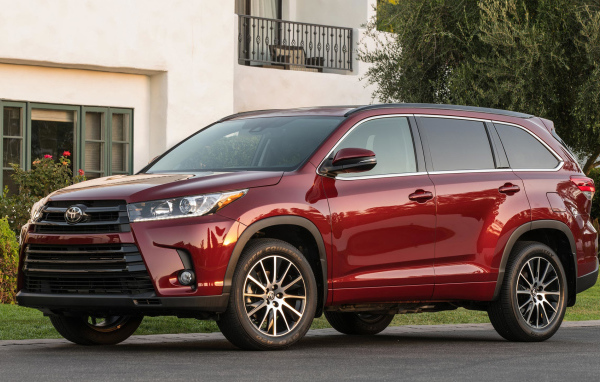 Красная Toyota Highlander 2017 года 