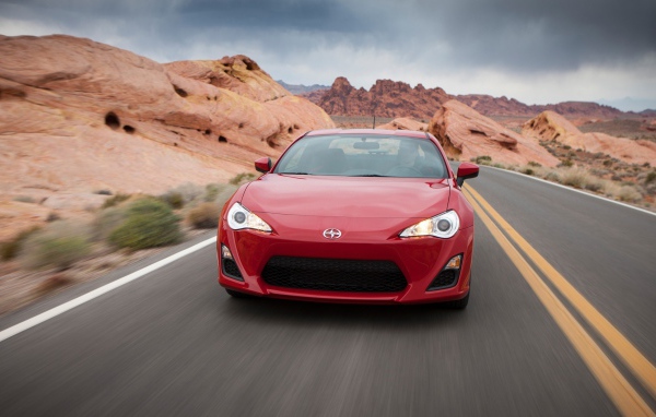 Красный автомобиль Toyota GT86 на трассе 