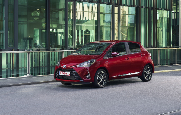 Красный автомобиль Toyota Yaris Hybrid, 2017 