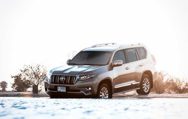 Внедорожник Toyota Land Cruiser Prado, 2018 на зимней дороге