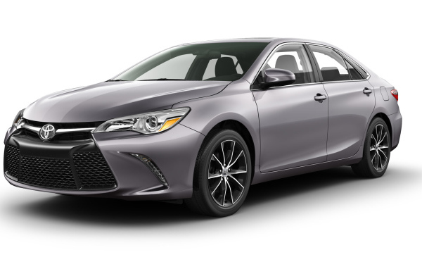 Серебристый автомобиль Toyota Camry 2017 года на белом фоне 