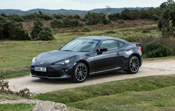 Стильный черный автомобиль Toyota 86