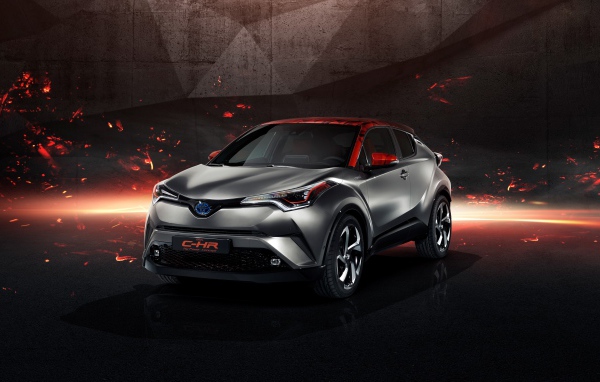 Стильный серебристый автомобиль Toyota C-HR Hy-Power, 2017