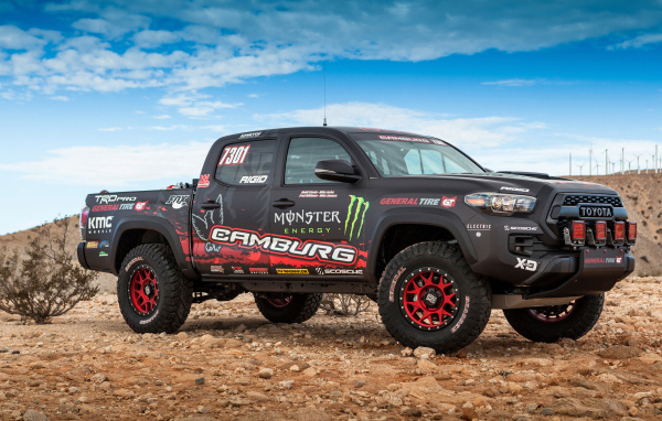 Автомобиль пикап Toyota Tacoma на фоне голубого неба