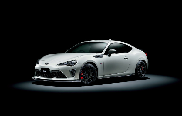 Белый спортивный автомобиль Toyota 86 GR на черном фоне