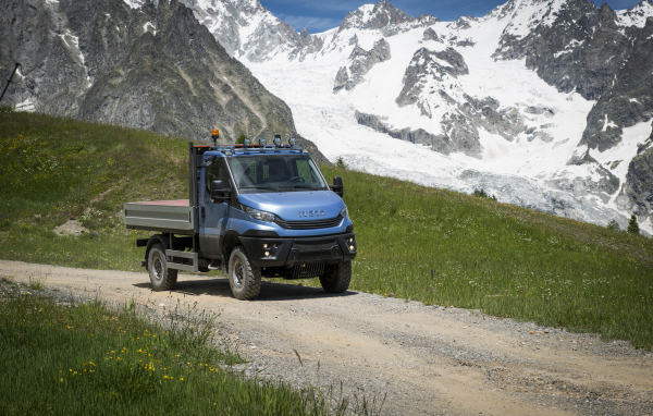 Синий грузовик IVECO Daily 55 4x4 Chassis Cab на фоне гор