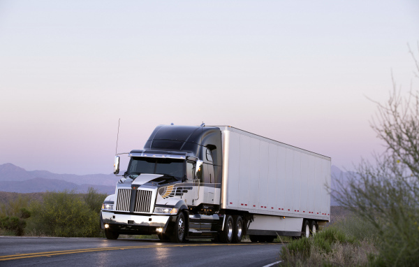 Грузовик Western Star 5700XE на трассе