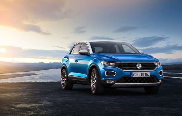 Синий внедорожник Volkswagen T Roc, 2017 на фоне неба