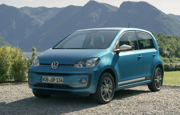 Синий Volkswagen Up 2017 года на фоне гор 