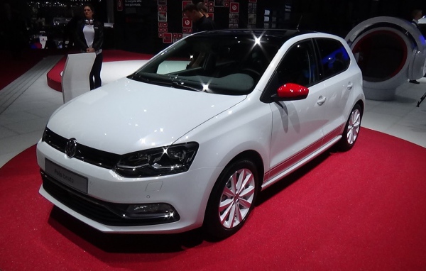 Презентация белого Volkswagen Polo 2017 года 