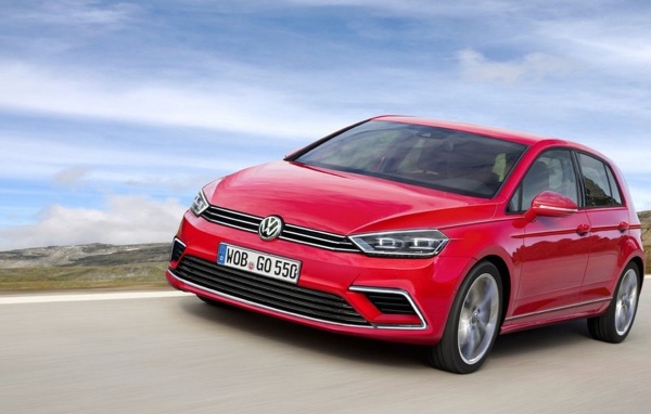 Красный Volkswagen Golf модель 2017 года 