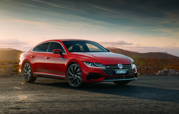 Красный стильный автомобиль Volkswagen Arteon 4MOTION R-Line, 2017