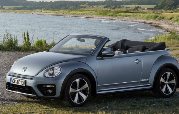 Серебристый Volkswagen Beetle Cabriolet  2017 года 