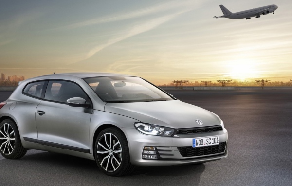 Серебристый Volkswagen Scirocco 2017 года на фоне взлетной полосы 