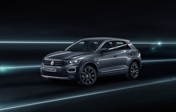 Стильный серебристый внедорожник Volkswagen T Roc Cyber Special Edition