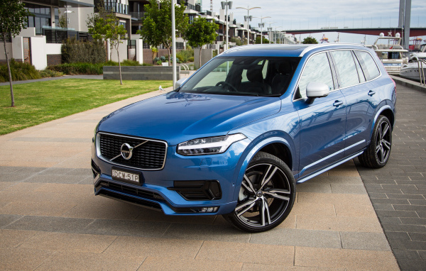 Синий кроссовер универсал  Volvo XC90 