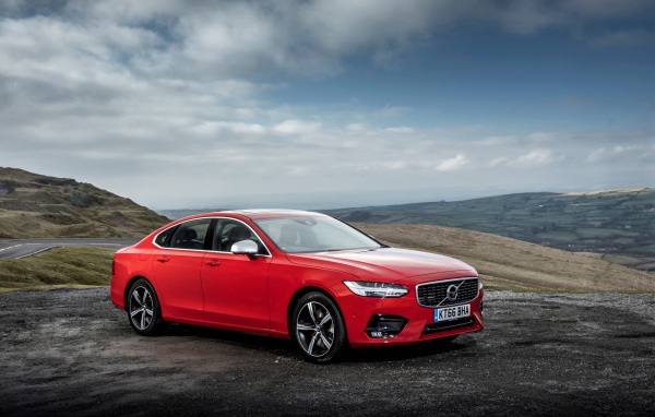 Красный автомобиль Volvo S90 D5 R-Design, 2017 