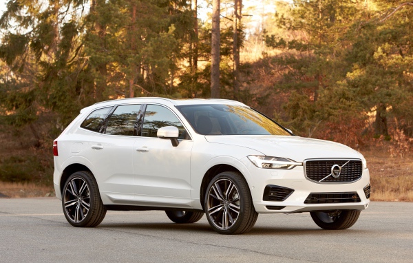 Белый внедорожник Volvo XC60 на дороге
