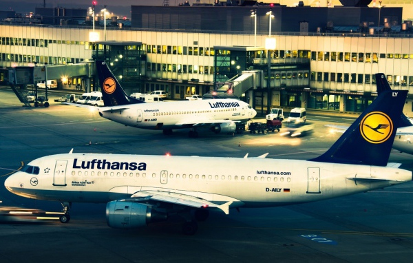 Airbus A-319  авиакомпании Lufthansa в вечернем аэропорту 