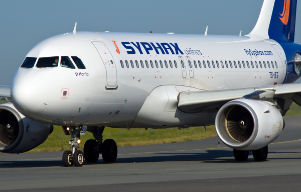 Самолет Airbus A319 авиакомпании Syphax Airlines на взлетной полосе 