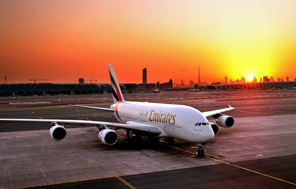 Airbus A380 авиакомпании Emirates на фоне заката