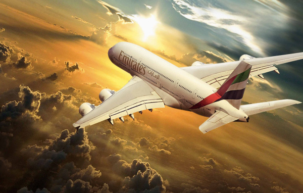 Airbus авиакомпании Emirates в лучах солнца