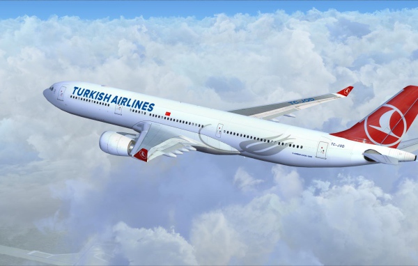 Airbus A330 авиакомпании Turkish Airlines летит над белыми облаками