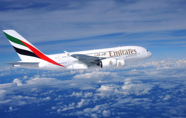 Авиалайнер Airbus A380 авиакомпании Emirates полет над облаками