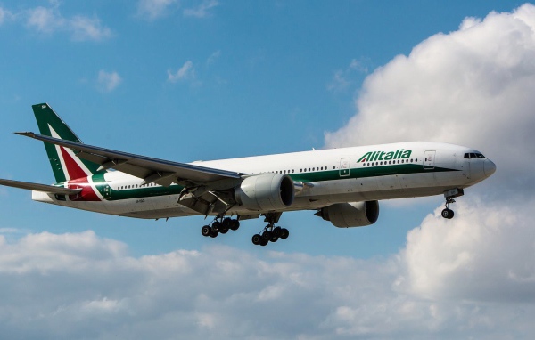 Авиалайнер Boeing 777 авиакомпании Alitalia идет на посадку 