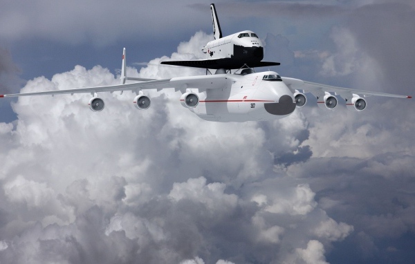 Самолет Ан- 225 Мрия  и ракета носитель «Буран» в на фоне белых облаков 