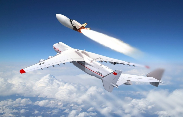 Самолет Ан - 225 Мрия выпускает ракету носитель Буран 