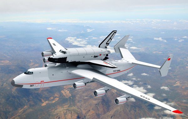 Самолет Ан - 225 Мрия с ракетой носителем «Буран» в небе