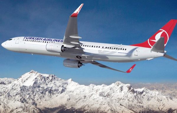 Boeing 737 - 900ER авиакомпании Turkish Airlines пролетает над заснеженными горами