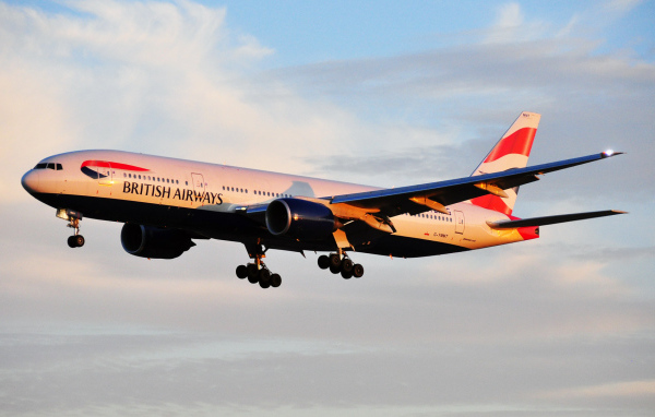 Boeing 777 авиакомпании British Airways летит на рассвете 