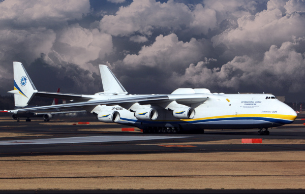 Грузовой самолет Ан 225 Мрия в аэропорту 