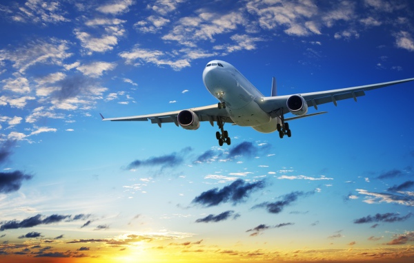 Посадка Boeing на фоне заката