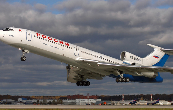 Взлет самолета ТУ-154 российских авиалиний 